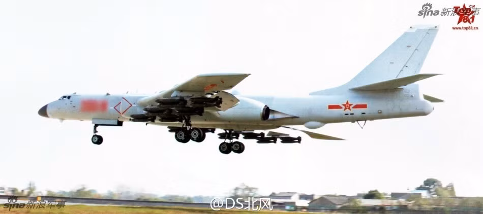 Với khả năng mang theo 6 tên lửa hành trình tầm xa mang đầu đạn hạt nhân CJ-10, chiếc H-6K hoàn toàn có khả năng tấn công phủ đầu hạt nhân bất cứ quốc gia nào trong khu vực. Nguồn ảnh: Sina.