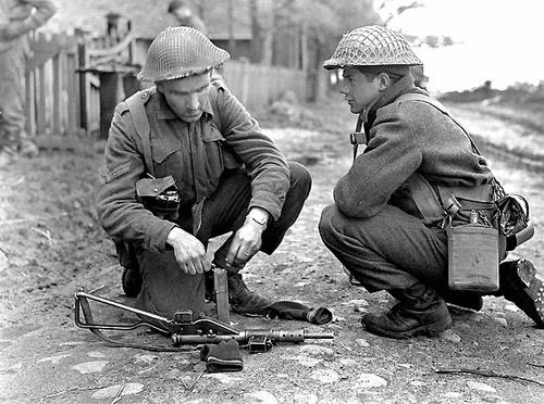 Một điểm khiến khẩu tiểu liên này rất được ưa thích bởi các lực lượng biệt kích và du kích đó là súng có thể lắp được ống giảm thanh giúp giảm tiếng nổ đầu lòng. Ngoài ra từ phiên bản Mk II súng còn được gắn thêm loa che lửa đầu nòng, giúp xạ thủ có thể tác chiến trong đêm tối mà không sợ bị lộ vị trí sau mỗi phát đạn. Nguồn ảnh: Warhistory.