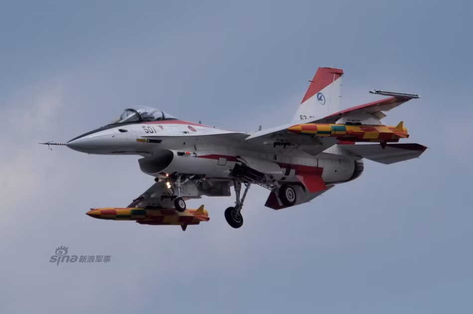 XASM-3 trang bị động cơ phản lực tĩnh siêu âm và kết hợp tầng khởi tốc cho tầm bắn tối đa 150-200km, trang bị đầu tự dẫn radar chủ động thông minh kết hợp hiệu chỉnh giữa giai đoạn bằng GPS. Nguồn ảnh: Sina.