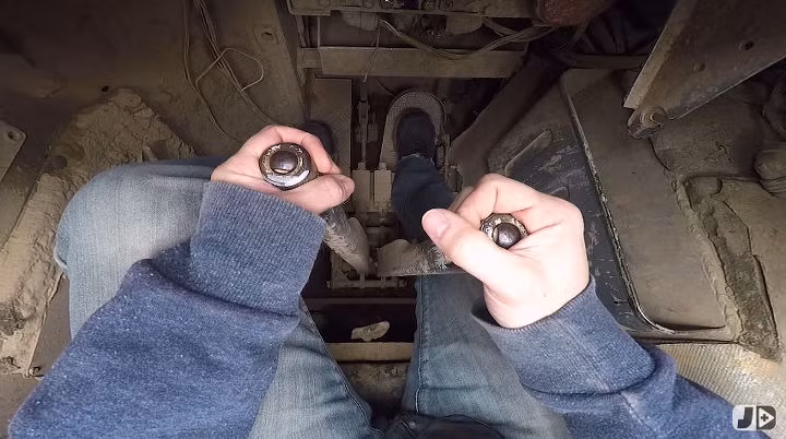 Tuy vậy, tình yêu với những chiếc xe tăng cổ này khiến nhiều người sẵn sàng chi ra hàng trăm ngàn USD chỉ để sở hữu một chiếc xe tăng và lái chúng đi loanh quanh trong... vườn. Nguồn ảnh: Bemil.