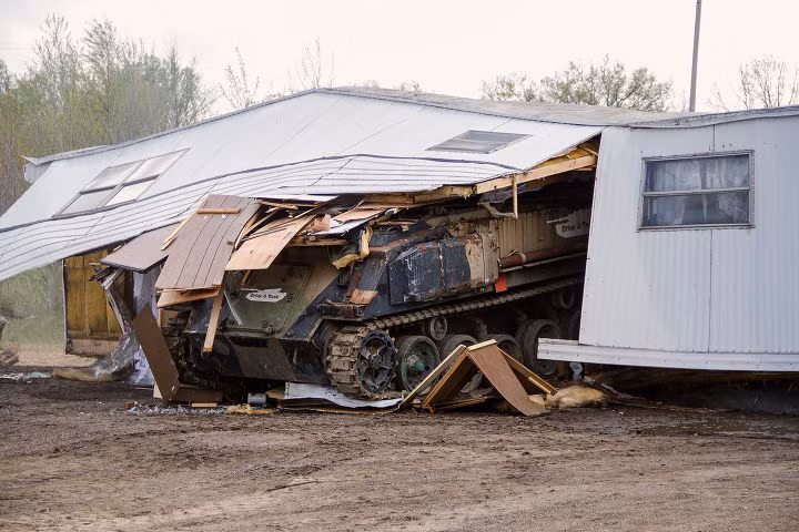 Việc không được sở hữu... đạn pháo không làm các tay chơi lắm tiền này cảm thấy khó chịu cho lắm, thay vì việc bắn phá tứ tung thì họ có thể... húc đổ mọi thứ. Nguồn ảnh: Bemil.
