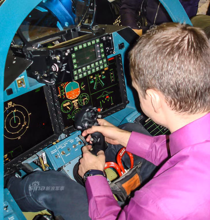 Buồng lái có đầy đủ các màn hình hình hiển thị thông số kỹ thuật, cần lái, hệ thống các nút bấm và thậm chí là cần giật kéo ghế phóng thoát hiểm cũng được thiết kế trong máy bay để tạo cảm giác y như thật đối với phi công. Nguồn ảnh: Sina.