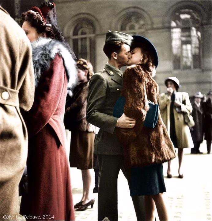 Nụ hôn kết thúc chiến chiến tranh tại một nhà ga xe lửa ở Mỹ, người lính trong ảnh đã chiến đấu liên tục 2 năm từ năm 1943 tới giữa năm 1945 mới trở về nhà. Nguồn ảnh: Warhistory.