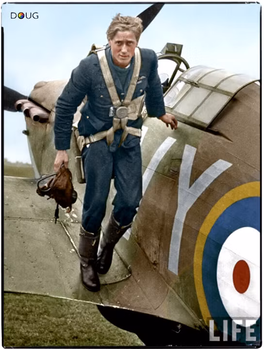 Một phi công Hoàng gia Anh bơ phờ sau trận không chiến căng thẳng với các Không quân Đức để bảo vệ bầu trời nước Anh. Nguồn ảnh: Warhistory.