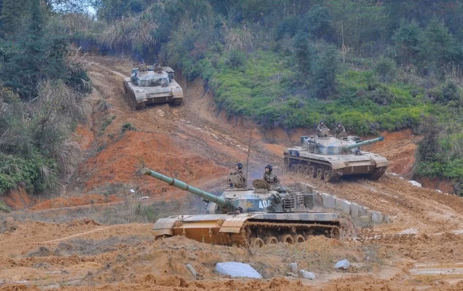 Với hệ thống treo được thiết kế theo kiểu thanh xoắn, chiếc xe tăng Type 96 của Quân đội Trung Quốc có khả năng di chuyển trên đường nhựa với tốc độ tối đa 65 km/h, trên đường hỗn hợp với tốc độ khoảng 35 km/h. Nguồn ảnh: Sina.