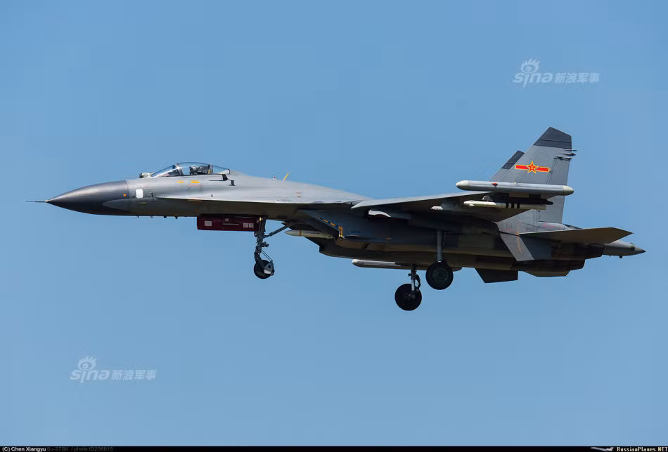 Tên lửa không đối không PL-12 là loại tên lửa tầm trung, sử dụng hệ thống dẫn đường chủ động. Tầm bắn tối đa mà tên lửa này đạt được vào khoảng 100 kilometes và có trọng lượng vào khoảng 180 kg. Nguồn ảnh: Sina.