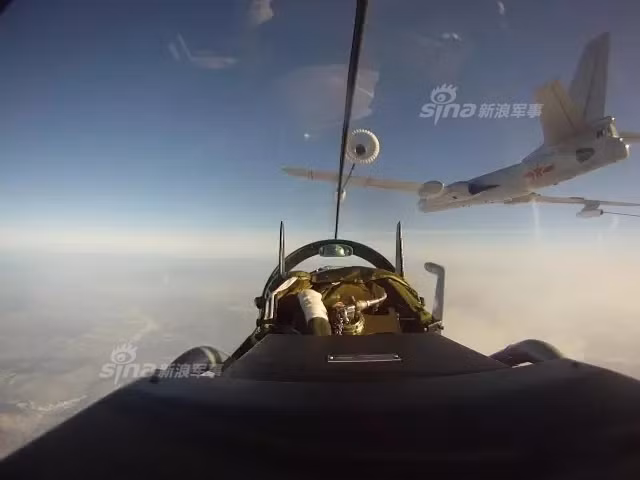 Để có thể tiếp nhiên liệu trên không, các phi công Trung Quốc cần phải trải qua quá trình huấn luyện khá đặc biệt vì việc tiếp nhiên liệu ở tốc độ 300 km/h là cực kỳ nguy hiểm. Nguồn ảnh: Sina.