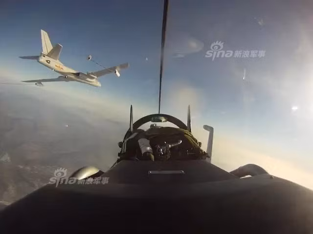 Có thêm khả năng tiếp nhiên liệu trên không sẽ giúp chiến đấu cơ này gia tăng được tầm hoạt động, tăng cường thêm khả năng không chiến mà không lo ngại đến việc hết nhiên liệu giữa chừng. Nguồn ảnh: Sina.