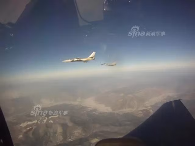 Theo trang tin Sina của Trung Quốc, chiến đấu cơ J-10B có khả năng hoạt động liên tục tới 8 giờ đồng hồ trên không khi được tiếp nhiên liệu liên tục, nó sẽ chỉ phải hạ cánh để bảo dưỡng sau 8 giờ đồng hồ thực hiện bay, tuy nhiên trong các trường hợp đặc biệt các chiến đấu cơ này có thể hoạt động lâu hơn nữa mà không cần bảo dưỡng. Nguồn ảnh: Sina.
