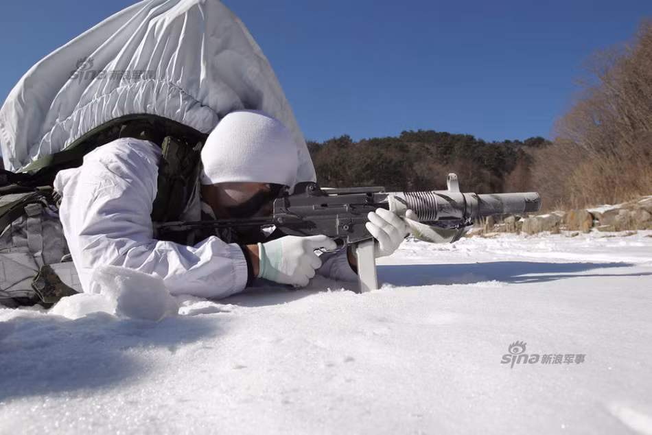 Tất cả các trang thiết bị của lực lượng này bao gồm cả vũ khí và ván trượt đều có gam màu trắng sáng để dễ ngụy trang trong môi trường. Nguồn ảnh: Sina.