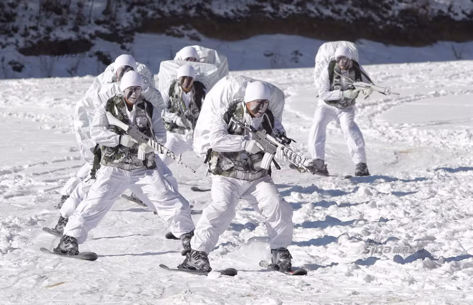 Di chuyển trên tuyết bằng ván trượt và không cần dùng tay. Nguồn ảnh: Sina.