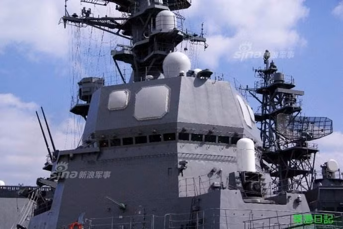 Tàu có biên chế đầy đủ 200 người bao gồm thủy thủ và các sĩ quan. Pháo chính trên tàu có cỡ nòng 127 mm, ngoài ra còn có hệ thống tên lửa bao gồm 8 tên lửa chống hạm Type 90 SSM và 32 giếng phóng tên lửa Mk41. Nguồn ảnh: Sina.