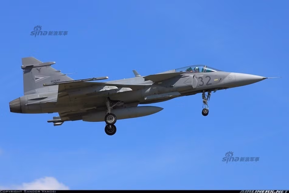 Chiến đấu cơ JAS 39 có phi hành đoàn 1 người (hoặc 2 người với phiên bản JAS 39D). Máy bay có trọng lượng rỗng 6,8 tấn và trọng lượng cất cánh tối đa 14 tấn. Nguồn ảnh: Airliner.