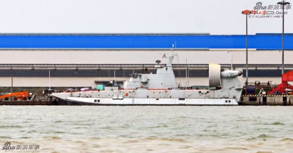 Gần đây, cư dân mạng Trung Quốc đã phát tán một loạt các bức ảnh siêu tàu đổ bộ đệm khí Project 958 Bizon mà nước này đóng mới dựa theo sự chuyển giao công nghệ của Ukraine. Thực chất, Bizon cũng là bản sao chép mẫu tàu đổ bộ Zubr của Liên Xô. Nguồn ảnh: Sina.