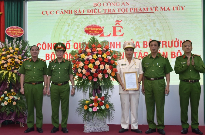 Ngày 2/11, Cục Cảnh sát điều tra tội phạm về ma túy (C04) Bộ Công an tổ chức lễ công bố quyết định của Bộ trưởng Bộ Công an về công tác cán bộ. Tại buổi lễ, thiếu tướng Nguyễn Văn Viện, Cục trưởng C04, đã trao quyết định của Bộ trưởng Bộ Công an về việc điều động đại tá Hoàng Quốc Việt - Phó Giám đốc Công an tỉnh Sơn La, về nhận nhiệm vụ Phó cục trưởng C04 từ ngày 1/11. 