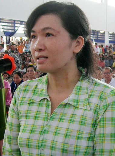 Thủy định kéo xác chồng ra ngoài ruộng bỏ nhưng sợ bị lộ nên hai người lấy bao bỏ xác Trần Văn Nhân, ném xuống sông Bún Tàu. Trời gần sáng, Trần Tuấn Thanh đói bụng, Thủy còn nấu mì cho ăn rồi hai người ngồi tâm sự đến rạng sáng 6/1/2013.