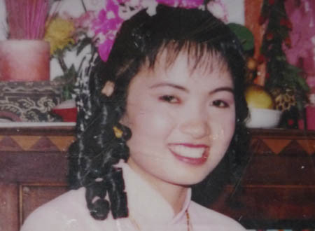 Theo lời bà Thủy, sau khi đi làm đồng về, có người đậu xe máy trước nhà chờ sẵn, chồng bà ôm hai chiếc võng có dây dù lên xe và nói: “Tao đi chơi à, vài ngày tao về!”. Dù bà Thủy nói nhà còn nhiều việc đi đâu chơi cái nỗi gì, nhưng chồng bà vẫn nhảy lên xe, chạy ra đường lớn, về hướng chợ Mỹ Tú (Sóc Trăng). Sau đó, bà Thủy liên lạc với chồng không được nên trình báo với cơ quan công an.