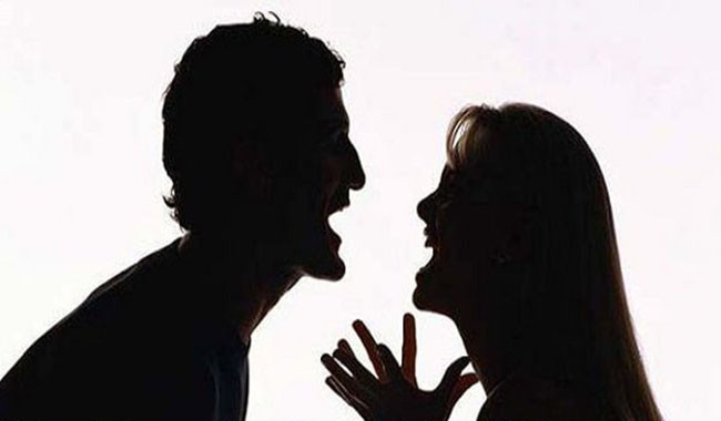 Nhưng thời gian gần đây, vợ chồng xảy ra mâu thuẫn, hay cự cãi, hình như là chuyện lăng nhăng tình cảm. Văn Thị Thủy có tâm sự với người hàng xóm, Trần Văn Nhân thường đùa với vợ, sẽ chết, bỏ hai đứa con. Cháu Trần Tuấn Duy nhớ lại, vài ngày trước, mẹ Thủy nghe điện thoại lúc nửa đêm, cha nghe thấy, tát vào mặt mẹ.(Ảnh minh họa, nguồn ảnh: Internet)