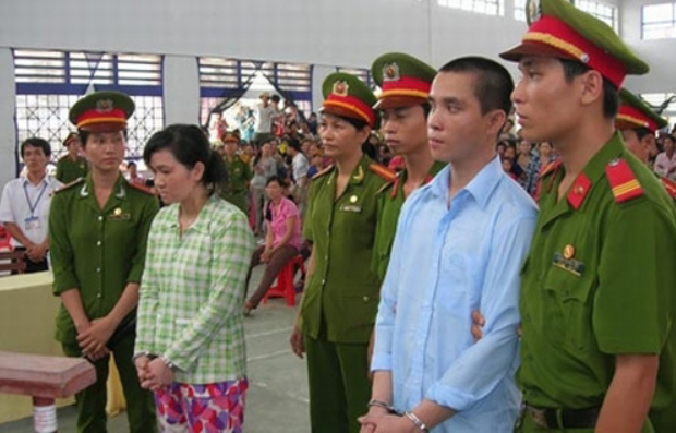 Khi chồng đi đám ở xóm, Văn Thị Thủy bàn với Trần Tuấn Thanh giết chồng. Đêm 5/1/2013, Văn Thị Thủy cho 2 con uống thuốc ngủ trước và đợi chồng về. Khi Trần Văn Nhân đi đám về, ngủ ở giường trước nhà, Thủy gọi Thanh sang nhà. Khi ông Nhân ngủ say, bà Thủy kêu Trần Tuấn Thanh dùng cây gậy đập vào đầu, nhưng Thanh không dám ra tay. Sau đó hai người dùng dây dù đã chuẩn bị sẵn siết cổ, trói chân tay, cho đến khi ông Nhân chết. (Ảnh: Vietnamnet)