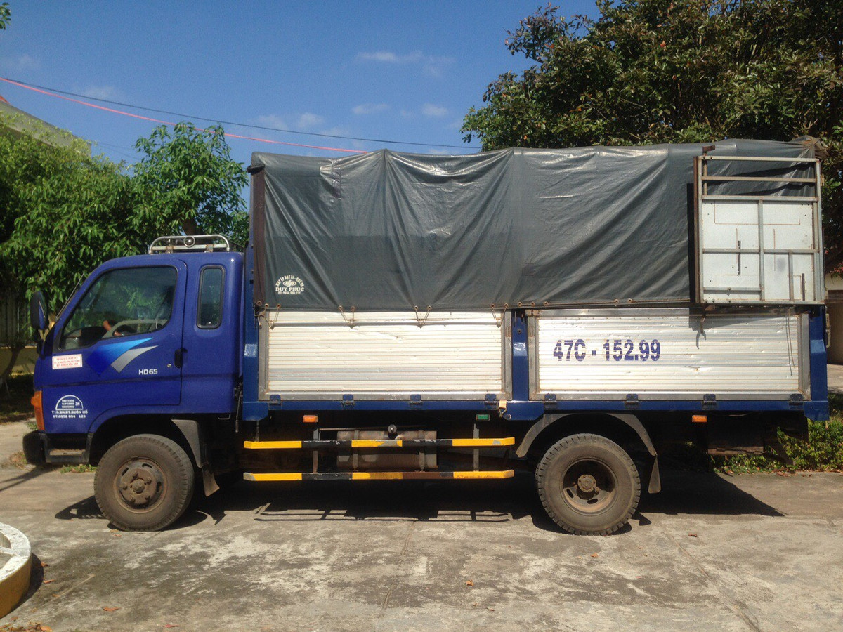 Các nghi phạm gồm: Nguyễn Hữu Hoàng (46 tuổi), Nguyễn Hữu Hòa (24 tuổi, con trai của Hoàng), Trịnh Minh Phi (36 tuổi), Văn Quốc Vương (31 tuổi, cùng trú Đắk Lắk) và Đinh Văn Quy (17 tuổi, trú Quảng Nam).