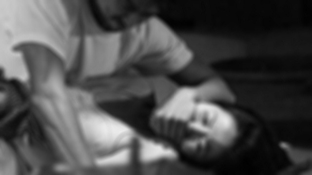 Nhận tin báo, CATP Sông Công, Thái Nguyên phối hợp các lực lượng chức năng tổ chức đưa nạn nhân đi cấp cứu, phối hợp bảo vệ hiện trường. Tại hiện trường, đồ đạc bị xáo trộn, nhiều vết máu vương vãi khắp nơi. Đặc biệt, chị V.A. còn có dấu hiệu bị hiếp dâm. Căn cứ dấu vết thu thập được tại hiện trường, lực lượng Kỹ thuật hình sự xác định, đây là vụ án giết người, cướp của, hiếp dâm, bởi ngoài việc mẹ con chị V.A. bị đánh nhiều nhát vào đầu gây thương tích nặng, nạn nhân còn bị mất 1 nhẫn vàng tây, 1 điện thoại di động và gần 3 triệu đồng. (Ảnh minh họa, nguồn ảnh Internet) 