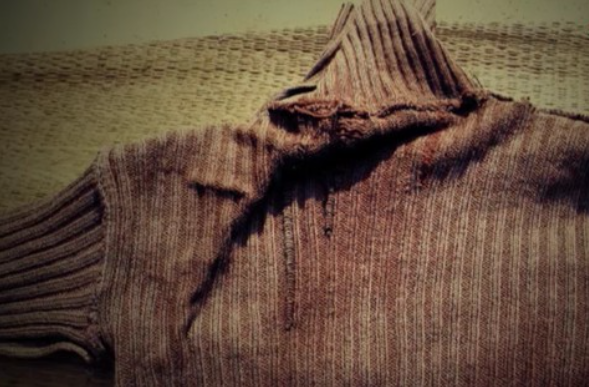 Quá trình điều tra, trinh sát đặc biệt chú ý đến một chiếc áo len để lại hiện trường, trên 2 cánh tay áo có vết máu. Tập trung rà soát, cùng phát động phong trào toàn dân tố giác tội phạm, các trinh sát nhận được nguồn tin quý báu về chủ nhân chiếc áo này. Mời lên làm việc, người này thừa nhận có mối quan hệ tình cảm với chị V.A. và đặc biệt tỏ ra hết sức hoảng sợ, lo lắng. Tuy nhiên, khi tiến hành xét nghiệm ADN của người này lại không phù hợp với mẫu ADN thu được tại hiện trường. Vụ án tưởng đã được làm rõ, nhưng khi có kết quả xét nghiệm ADN thì lại rơi vào bế tắc. (Ảnh: Công an TP HCM) 