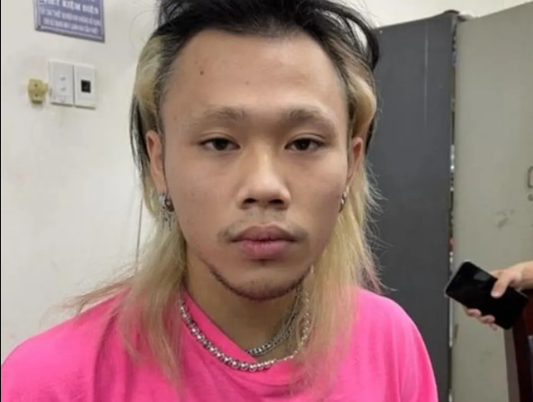  Trộm heo đất chứa gần 300 triệu đồng trong xe ô tô: Đinh Trung Thành (SN 2002, ngụ quận 4, TP HCM) lẻn xuống hầm xe của tòa nhà Landmark 5 ở quận Bình Thạnh tìm những chiếc xe ô tô quên khóa cửa lục lọi tìm tài sản và trộm được con heo đất chứa gần 300 triệu đồng… Ngày 9/11, Công an quận Bình Thạnh đã khởi tố vụ án, khởi tố bị can, bắt tạm giam Thành để xử lý về hành vi “trộm cắp tài sản”. 