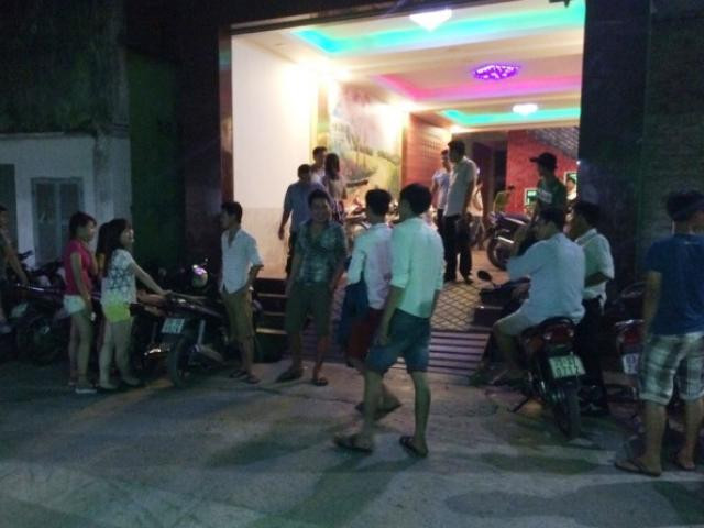  Mâu thuẫn khi tới quán karaoke tìm bạn gái, thanh niên bị đâm chết: Tối 8/11, Đặng Bảo Tây (22 tuổi, ngụ TP Hồng Ngự, Đồng Tháp) đến quán karaoke Riverside ở TP Hồng Ngự tìm bạn gái. Lúc này, Tây xảy ra mâu thuẫn với Phạm Văn Khánh (39 tuổi, ngụ xã Long Khánh A, huyện Hồng Ngự) và Nguyễn Đức Hòa (38 tuổi, ngụ TP Hồng Ngự) thì được nhân viên quán karaoke can ngăn. Lúc sau, Tây cùng Võ Minh Thuận (23 tuổi) mang theo dao tự chế quay lại quán karaoke đánh Khánh và Hòa. Bị đánh, Khánh và Hòa cầm cây kéo nhọn tại quán đánh trả lại nhóm của Tây. Tây bị thương nặng và tử vong. 