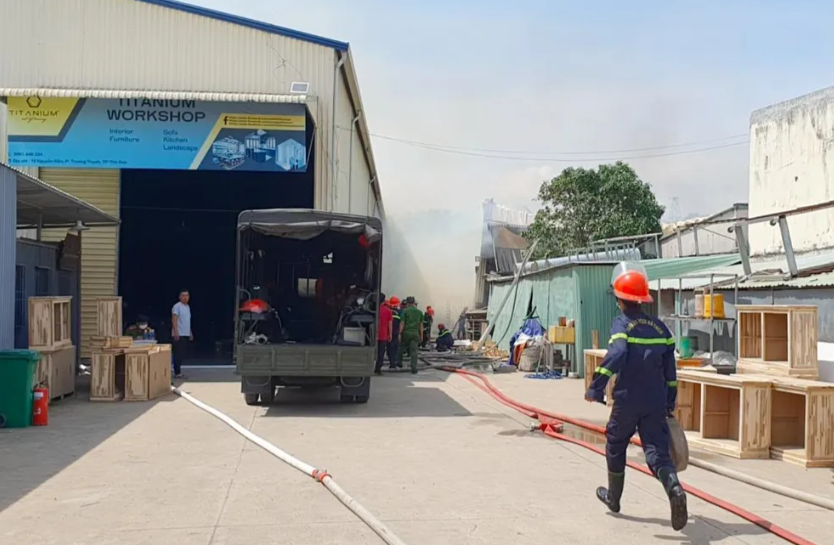  Xưởng gỗ ở TPHCM bất ngờ phát nổ, bốc cháy dữ dội: Trưa 6/11, một xưởng gỗ rộng hơn 100m2 nằm trên đường Nguyễn Xiển (phường Trường Thạnh, TP Thủ Đức, TP HCM) bất ngờ bốc cháy dữ dội kèm tiếng nổ. Theo thông tin ban đầu, chưa có ghi nhận thiệt hại về người trong vụ hỏa hoạn này. Tuy nhiên, phần lớn khu vực nhà xưởng cùng nhiều máy móc, thiết bị và tài sản bên trong xưởng gỗ đã bị lửa thiêu rụi. 