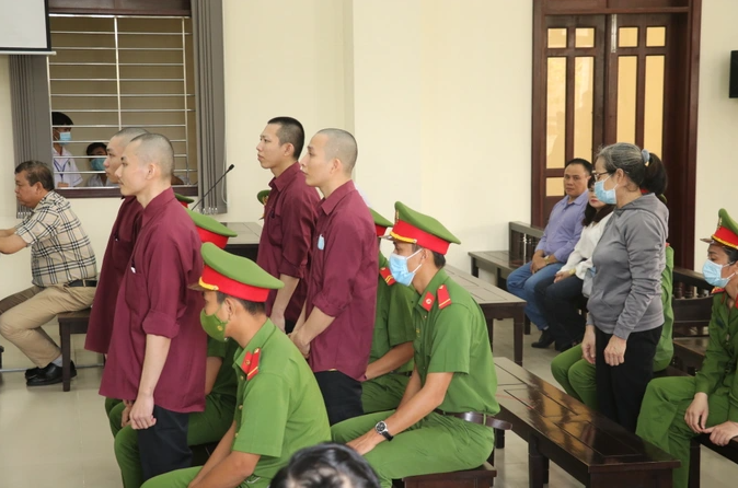 Ngày 2/11, tại phiên tòa xét xử vụ "Lợi dụng các quyền tự do dân chủ xâm phạm lợi ích Nhà nước, quyền, lợi ích hợp pháp của tổ chức, cá nhân" xảy ra tại nơi gọi là " Tịnh thất Bồng Lai" (huyện Đức Hòa, tỉnh Long An), HĐXX đã trình chiếu clip chứng cứ, sau đó xét hỏi bị cáo, nhân chứng và người liên quan. (Ảnh Dân Trí)