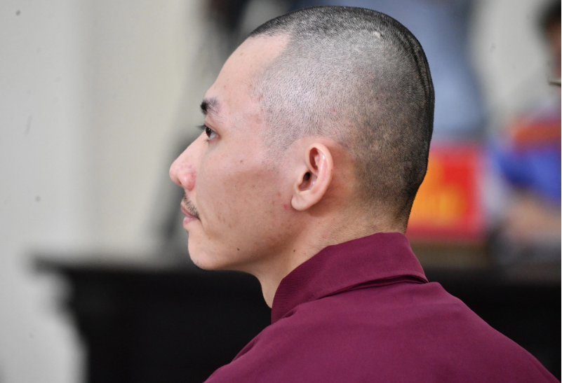 Clip trình chiếu tại tòa có nội dung quay cảnh tại trụ sở Công an huyện Đức Hòa, có nội dung xuyên tạc, xúc phạm Công an huyện Đức Hòa. Trong video có tiếng hô lớn “công an bắt cóc, công an bắt cóc người”, kết quả giám định xác định giọng nói này của bị cáo Lê Thanh Nhất Nguyên. (Ảnh: Zing.vn)