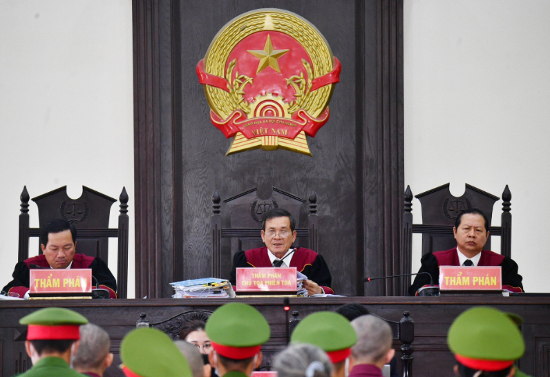 Tuy nhiên, cả 4/6 bị cáo có mặt tại phiên tòa là Lê Thanh Hoàn Nguyên (32 tuổi), Lê Thanh Nhất Nguyên (31 tuổi), Lê Thanh Trùng Dương (27 tuổi) và Lê Thanh Nhị Nguyên (24 tuổi), cùng nói là không xác định được những người trong clip, không xác định được giọng nói trong clip mà Tòa vừa trình chiếu là ai. (Ảnh: Zing.vn)