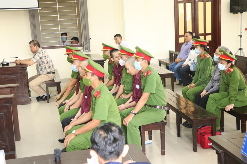 Ông Nguyễn Sơn (Trưởng Công an huyện Đức Hòa, đại diện bị hại) xác định, clip mà Tòa phúc thẩm vừa trình chiếu là quay tại Công an huyện Đức Hòa ngày 12/12/2019. Ông Sơn nói clip đã ảnh hưởng, xúc phạm tới Công an huyện Đức Hòa. Về hình sự, ông Sơn đề nghị HĐXX xử lý nghiêm minh, nhằm răn đe các bị cáo. Về dân sự, ông Sơn nói không yêu cầu gì. (Ảnh: Pháp Luật TP HCM)