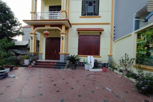 Vụ 3 con gái đốt nhà mẹ ở Hưng Yên: Người con trai nói gì? Vu 3 con gai dot nha me o Hung Yen: Nguoi con trai noi gi?