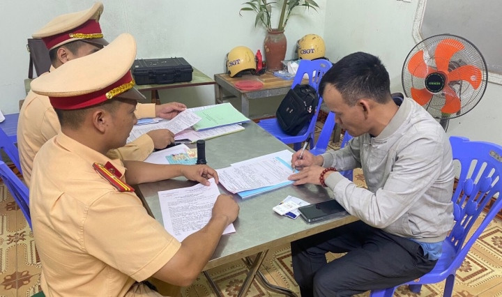 Phat 7,3 trieu dong tai xe tat dau xe cap cuu cho benh nhan-Hinh-2