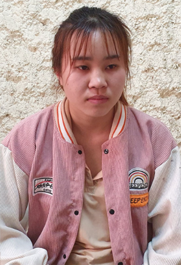 Dương khai nhận, do bị chị T. đánh ghen nên nảy sinh tâm lý oán giận, nuôi ý định trả thù. Để phục vụ cho kế hoạch, Dương đã gọi con gái là Lò Thị Hồng (SN 2001, là sinh viên ĐH Tây Bắc) về giúp sức. Dương tự tay đi mua ma túy và lấy một sim rác điện thoại đưa cho Hồng. Sau đó, Hồng dùng số máy này gọi cho chị T để đặt mua gà. Hồng hẹn chị T. giao gà tại địa điểm vắng vẻ. Lợi dụng lúc chị T. không để ý, Hồng lén bỏ số ma túy đã chuẩn bị sẵn vào túi của nạn nhân rồi báo công an bắt giữ. (Ảnh: Công an nhân dân) 