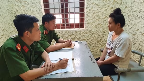 Qua xác minh, người phụ nữ từng bị chị T đánh ghen là Lò Thị Dương (SN 1980, trú tại bản Nà Lốm, xã Thanh Nưa, huyện Điện Biên, tỉnh Điện Biên). Dương được triệu tập lên làm việc. Người này thừa nhận vào tháng 1/2021, bị chị T đánh ghen tại nhà nghỉ và tung clip lên mạng xã hội. Sự việc trên đã được công an xử lý, giải quyết theo quy định. (Ảnh: Công an nhân dân) 