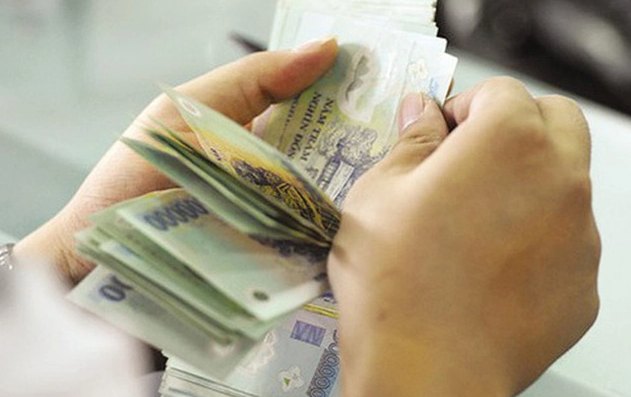 Khi tới nơi, chị T. có nói chuyện qua điện thoại với chồng, lúc này người phụ nữ mua gà đứng bên tay trái, cách T. khoảng một cánh tay. Do tay phải cầm gà, tay trái mở túi lấy điện thoại, chiếc túi đeo trước bụng bị vướng nên T. đã gạt chiếc túi sang bên sườn trái. Sau khi nghe điện thoại và giao dịch bán gà xong, người phụ nữ trên trả T. số tiền 600.000 đồng. Sau đó, T. cất điện thoại và bỏ tiền vào chiếc túi da đeo trước bụng rồi đi xe về hướng TP Điện Biên Phủ. (Ảnh minh họa, nguồn ảnh Internet)