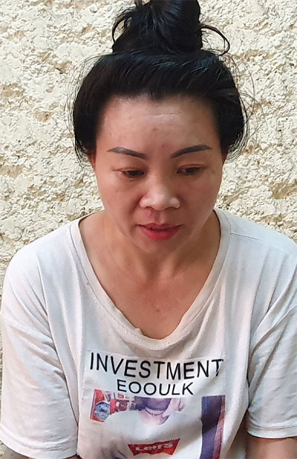 Lúc đầu, Dương khai báo quanh co, chối tội, nhưng khi Công an làm rõ số điện thoại đã gọi báo tin tố giác chị T có nghi vấn buôn bán ma túy cũng chính là số mà Dương hay dùng để liên lạc với chồng của T, thị đã cúi đầu nhận tội. (Ảnh: Công an nhân dân)