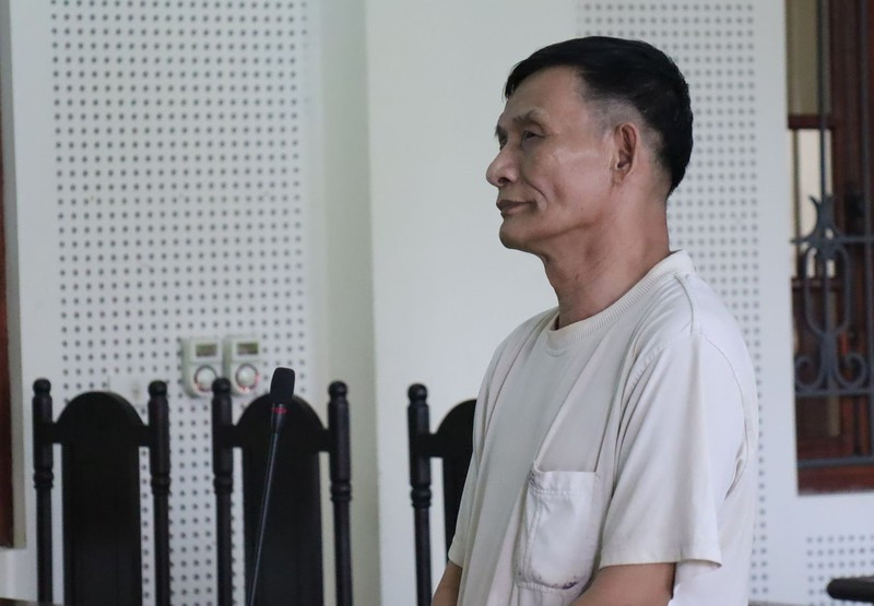  Thầy bói bịa chuyện giải vong lấy kho báu để chiếm đoạt tiền tỷ: Với vở kịch muốn lấy được kho báu phải chi tiền giải vong, nhiều người đã bị thầy bói Nguyễn Thanh Bình (61 tuổi, trú xã Khánh Thành, huyện Yên Thành, tỉnh Nghệ An) lừa chiếm đoạt tiền tỷ. Ngày 5/5/2020, Bình bị TAND tỉnh Nghệ An tuyên phạt 16 năm tù về tội “Lừa đảo chiếm đoạt tài sản”. >>> Xem thêm video: Nam Định: Thầy cúng truy sát cả nhà thầy bói vì bị nghi bỏ bùa. Nguồn: ĐTHĐT.