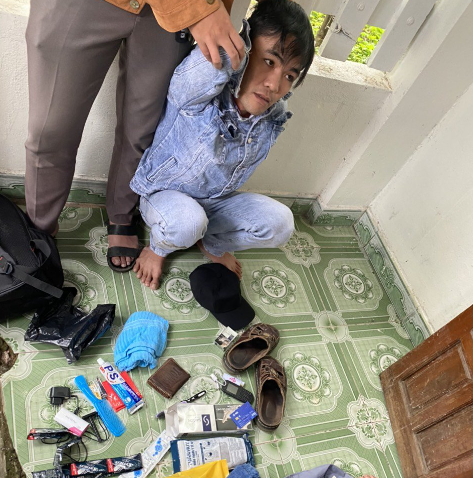 Nhờ sự hỗ trợ của các đơn vị nghiệp vụ thuộc Bộ Công an, Công an tỉnh Quảng Trị, Phòng CSHS Công an tỉnh Bình Phước đã bắt giữ Nguyễn Trường Duy đang lẩn trốn tại TP Đông Hà (Quảng Trị) vào sáng 6/5. (Ảnh: Công an TP HCM) 