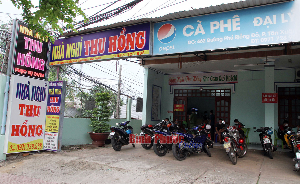 Đến gần 15h cùng ngày, do không thấy người phụ nữ đi ra, chủ nhà nghỉ vào kiểm tra thì phát hiện người phụ nữ đã tử vong nên đã báo vụ việc cho cơ quan Công an. (Ảnh: Báo Bình Phước) 