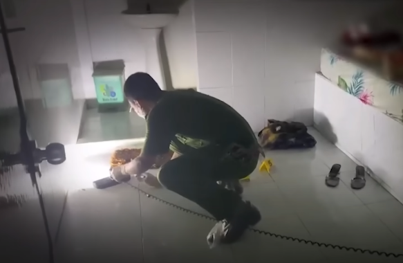 Theo người thân của nạn nhân cho biết, trước đó người phụ nữ có đeo một số dây chuyền, bông tai và nhẫn vàng cùng điện thoại di động, xe máy…tuy nhiên khi phát hiện thi thể người phụ nữ này, toàn bộ số tài sản đều đã biến mất. (Ảnh: ANTV) 