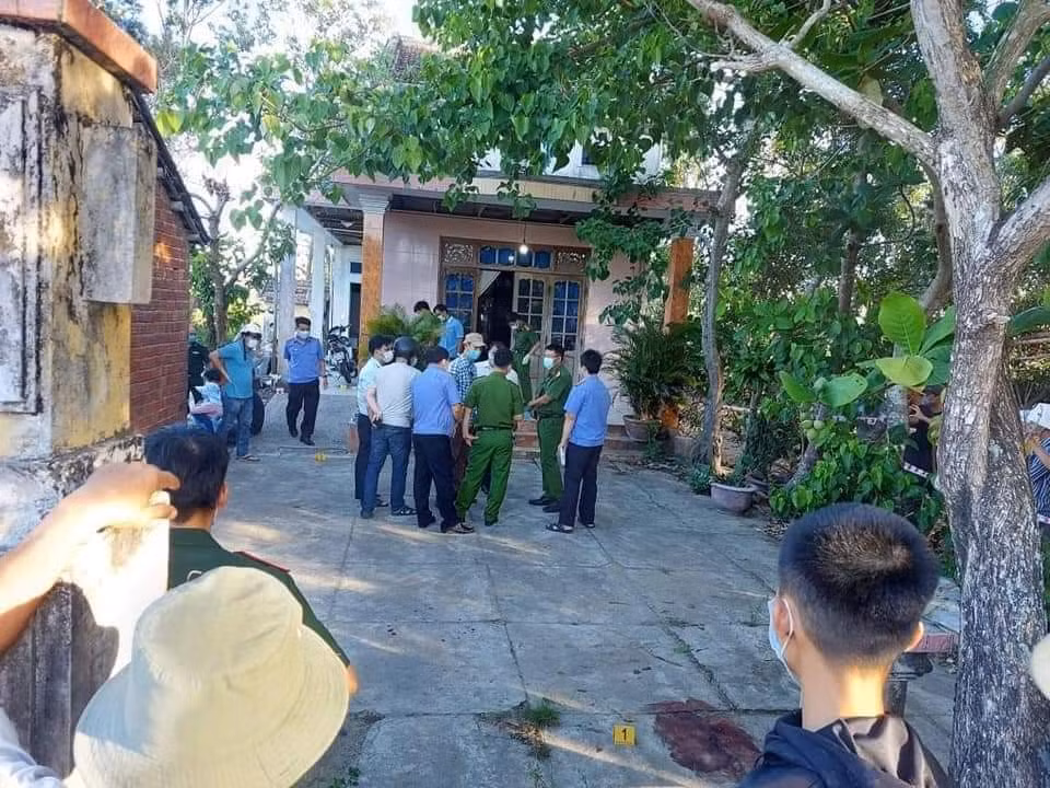 Nhận được tin báo, Công an huyện Thăng Bình nhanh chóng tiếp cận bảo vệ hiện trường, Phòng Cảnh sát hình sự Công an tỉnh Quảng Nam phối hợp với các lực lượng chức năng đã tiến hành khám nghiệm hiện trường, khám nghiệm tử thi, thu thập thông tin để phục vụ quá trình điều tra vụ án mạng. (Ảnh: Người lao động)