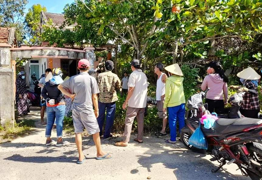 Theo nhân chứng, thấy một người nam còn trẻ tuổi, đeo khẩu trang đi xe máy ra đường Võ Chí Công theo hướng từ TP Hội An – TP Tam Kỳ. Cơ quan Công an đã phát đi thông báo rộng rãi đề nghị nhân dân tố giác tội phạm: Cung cấp dữ liệu camera hành trình thời gian từ 13h đến 15h dọc tuyến đường Võ Chí Công 2 chiều hướng từ TP Hội An đi TP Tam Kỳ và ngược lại. 