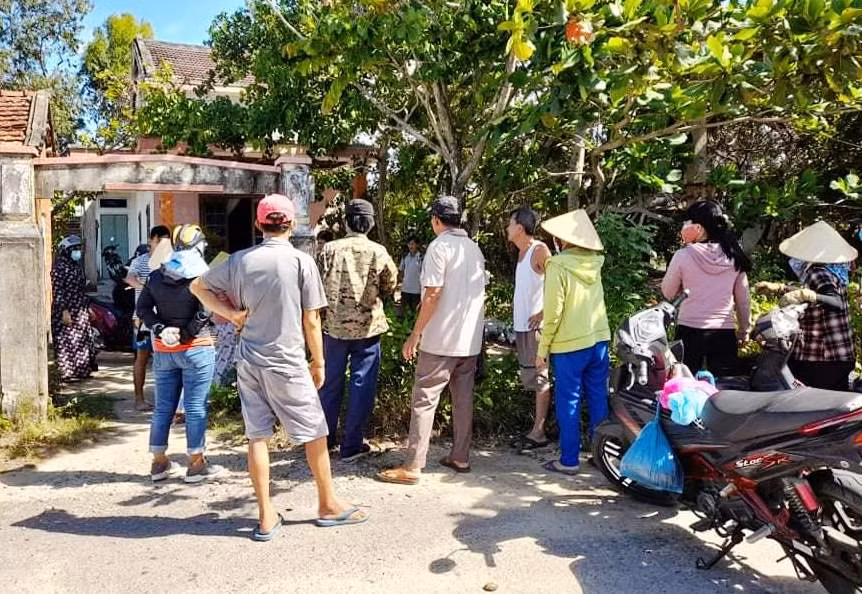 Theo nhân chứng, thấy một người nam còn trẻ tuổi, đeo khẩu trang đi xe máy ra đường Võ Chí Công theo hướng từ TP Hội An – TP Tam Kỳ. Cơ quan Công an đã phát đi thông báo rộng rãi đề nghị nhân dân tố giác tội phạm: Cung cấp dữ liệu camera hành trình thời gian từ 13h đến 15h dọc tuyến đường Võ Chí Công 2 chiều hướng từ TP Hội An đi TP Tam Kỳ và ngược lại. 