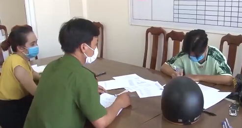 Đi từ sáng đến trưa, qua nhiều nơi, Duy không phát hiện được nơi nào để ăn trộm. Đến chiều, Duy đi trên đường bê tông thôn Bàu Bình (xã Bình Dương, huyện Thăng Bình) quan sát nhà ông T. – Hiệu trưởng trường THCS Hoàng Diệu (huyện Thăng Bình) không có ai ở nhà nên dựng xe máy phía ngoài, đột nhập vào trong. (Ảnh: VTV) 