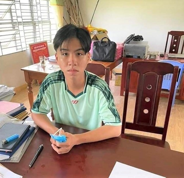 Những giáo viên từng dạy Bảo Duy cho biết, nam sinh này có kết quả học sinh giỏi, hạnh kiểm tốt trong 4 năm học ở trường THCS Lê Quý Đôn. Trong năm cuối cấp, Duy là một trong những học sinh ngoan, học được nhất của lớp 9/3. Theo cáo trạng, Duy thua cá độ bóng đá, nợ tiền của nhiều người. Ngày 9/7/2021, Duy lấy xe máy và mang theo túi xách, dao đi nhiều nơi tìm nhà sơ hở để đột nhập trộm cắp tài sản lấy tiền trả nợ. (Ảnh: Đại Đoàn kết) 