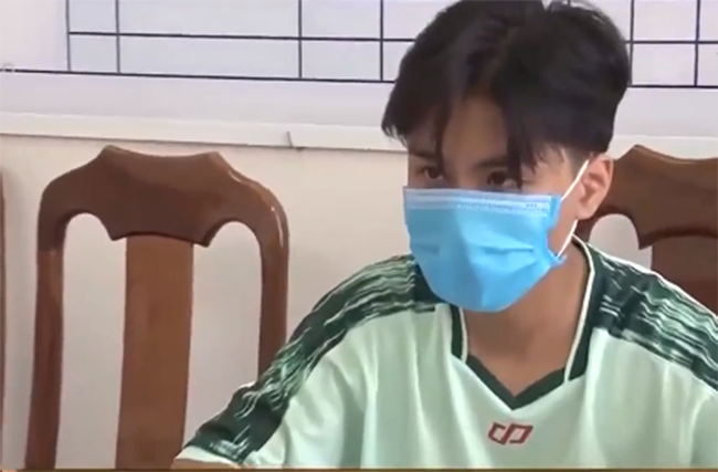 Duy rút dao trong túi quần tấn công vào hông trái ông T.. Ông T. khống chế thì bị Duy tấn công liên tiếp đến bất động. Duy đến nhà vệ sinh rửa sạch máu dính trên người. Vệ sinh xong, Duy đi lên thấy ông T. la lớn và phát hiện chiếc điện thoại nên đã giật lấy và chạy ra ngoài. Ông T. giằng co với Duy thì bị tấn công đến tử vong. (Ảnh: VTV) 