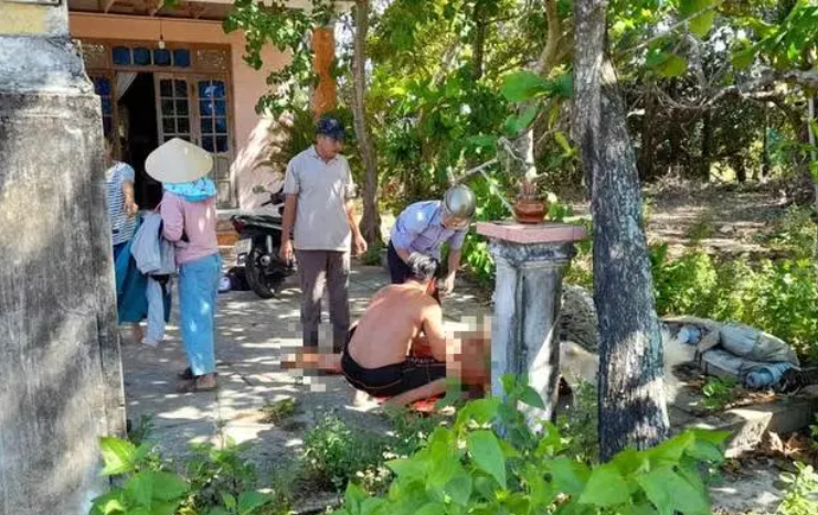 Sự việc được biết đến vào khoảng 14h ngày 9/7/2021, người dân nghe tiếng la hét, kêu cứu tại nhà thầy giáo N.N.T. (SN 1969, trú thôn Bầu Bính, xã Bình Dương, huyện Thăng Bình, tỉnh Quảng Nam) - Hiệu Trưởng Trường THCS Hoàng Diệu liền chạy qua thì nhìn thấy một nam thanh niên đi xe máy ra. Người dân sau đó phát hiện ông T. bị đâm trọng thương nằm gục trước sân nhà, người bê bết máu. (Ảnh: Vietnamnet) 